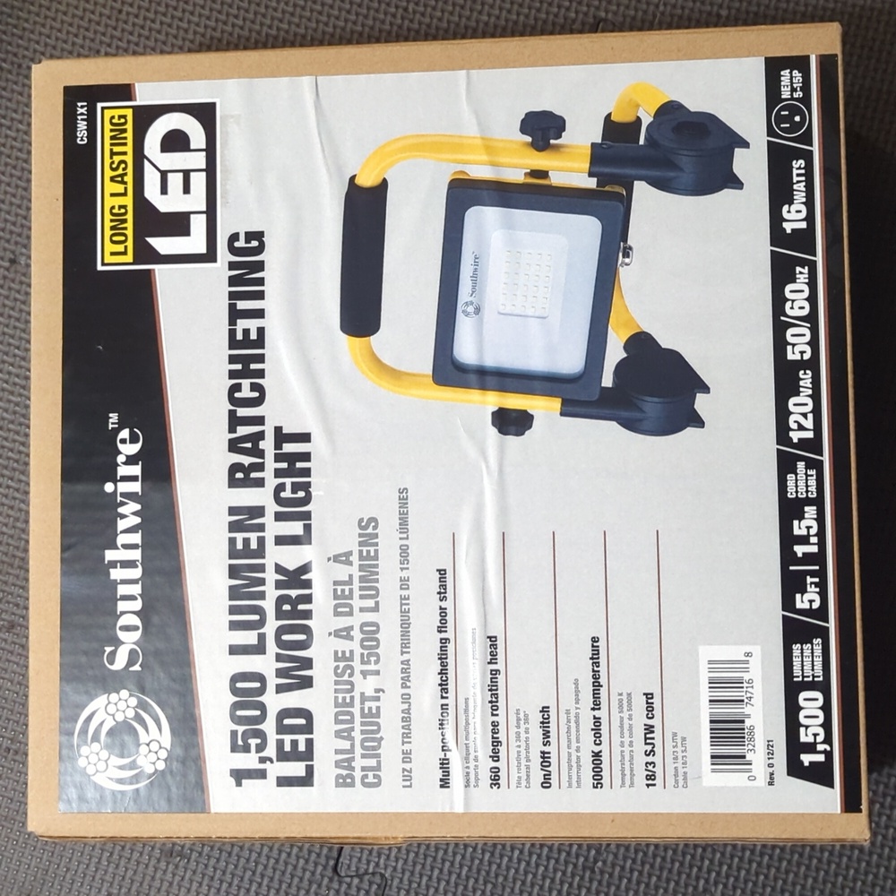 NEW. 1,500 Lumen Ratcheting LED Light